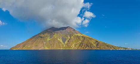 5 Oct 26 - Sailing in front of Stromboli